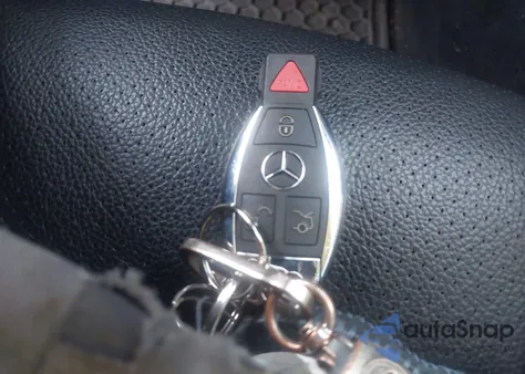 2017 Mercedes-Benz C 300 4Matic z USA, uszkodzony, nr VIN 55SWF4KB1HU184388